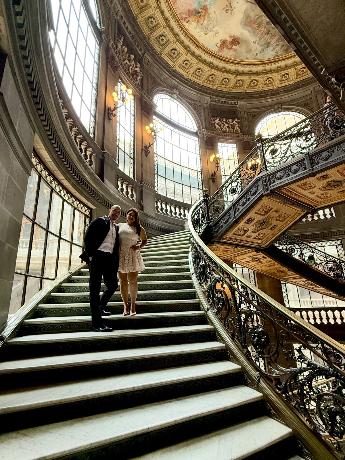 Adriana y Raúl en la escalera del Palacio Postal