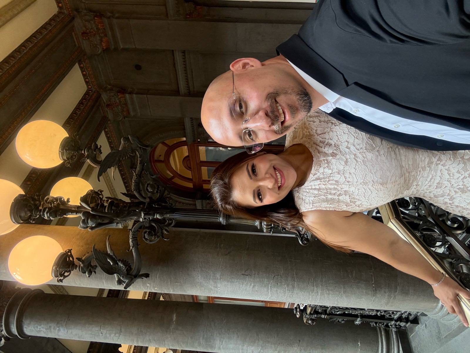 Adriana y Raúl sonriendo junto a un candelabro