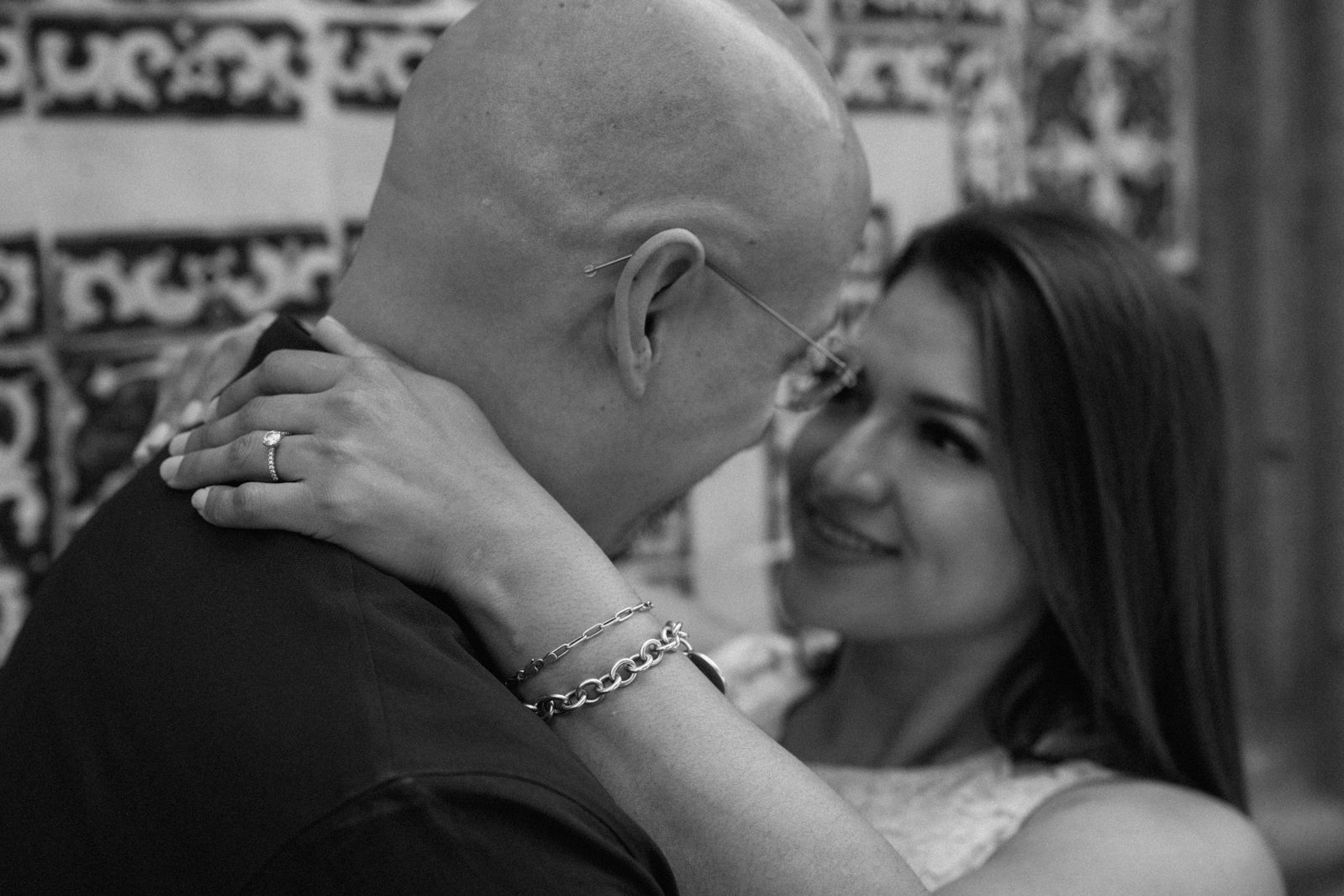 Adriana y Raúl abrazados, en blanco y negro