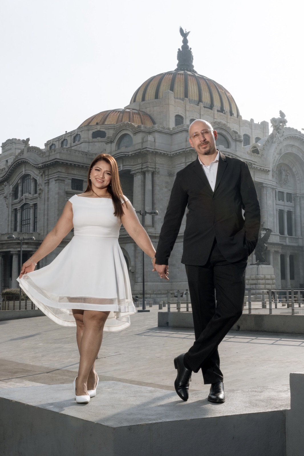 Adriana y Raúl tomados de la mano en Bellas Artes