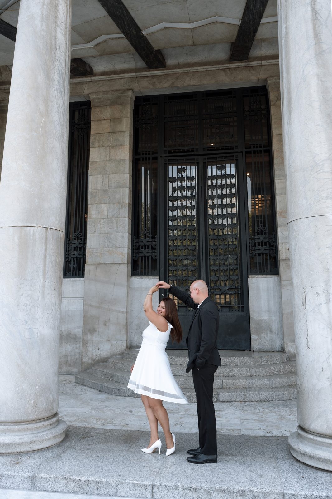 Adriana y Raúl bailando entre las columnas de Bellas Artes