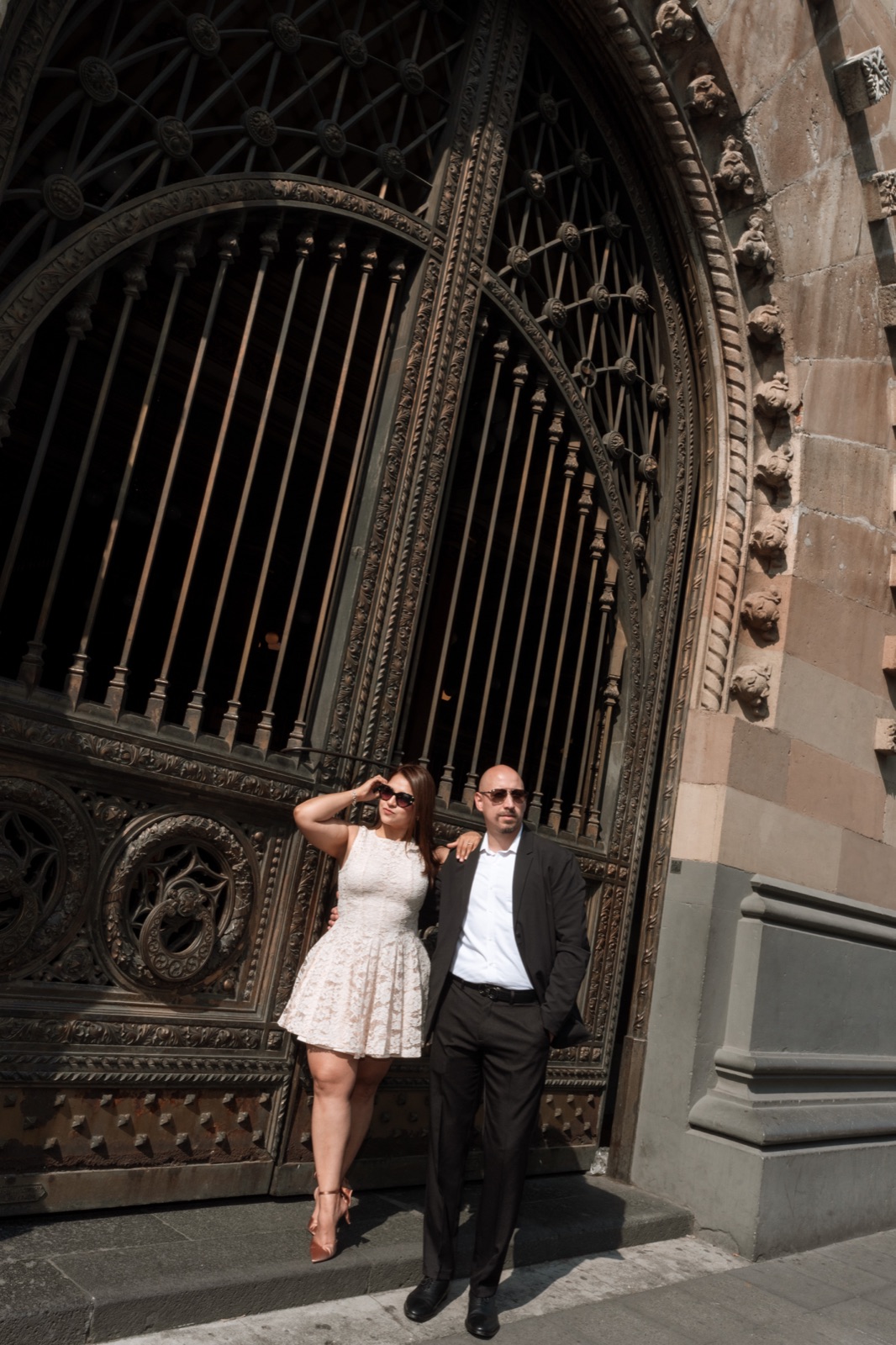Adriana y Raúl frente a una puerta antigua