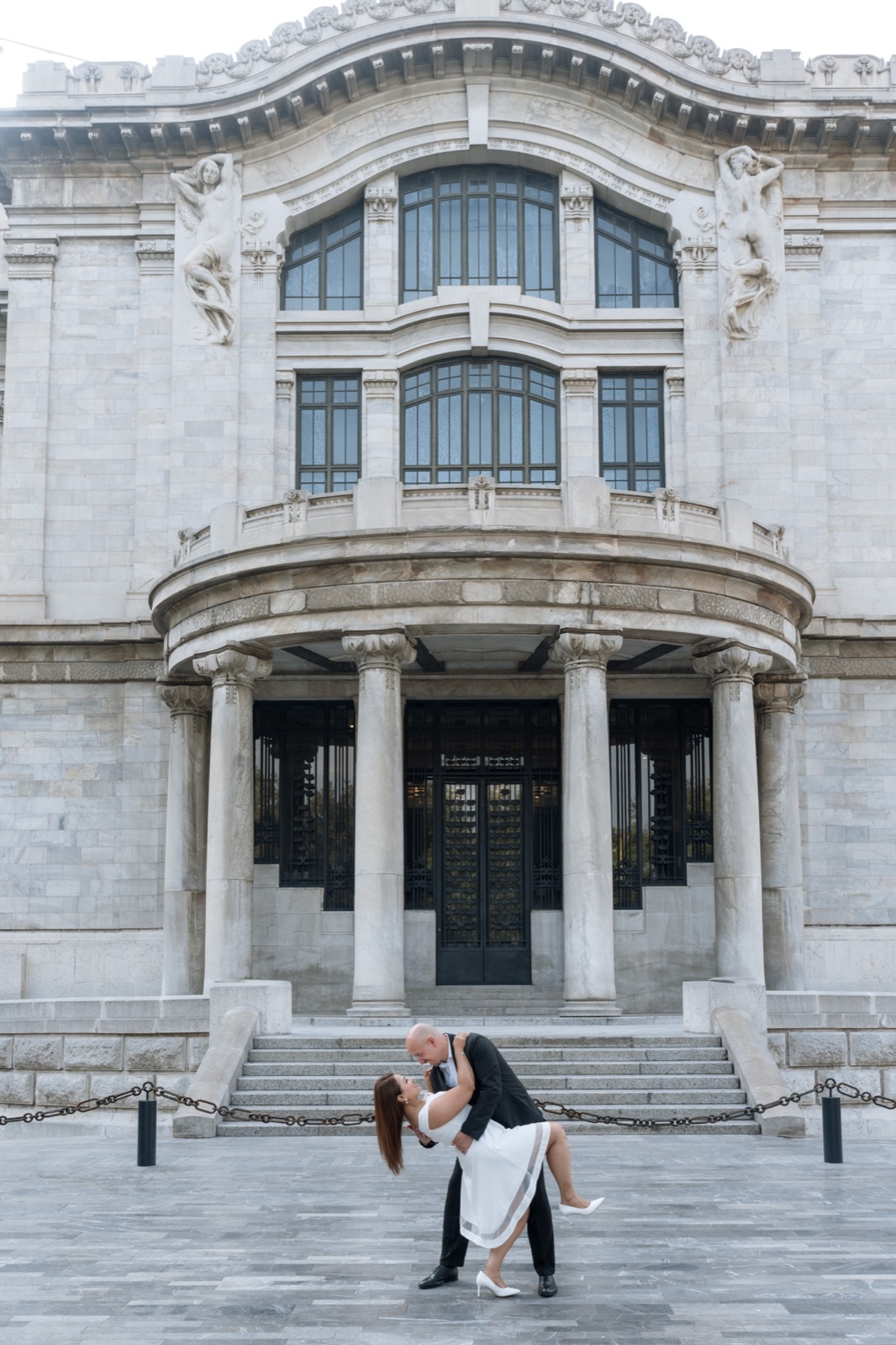 Adriana y Raúl frente al Palacio de Bellas Artes